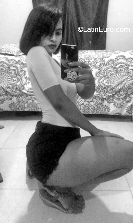 Date this stunning Dominican Republic girl Reyna from Santiago DO32496