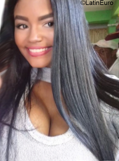 Date this voluptuous Venezuela girl Genesis from Caracas VE1656