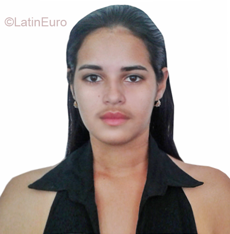 Date this young Cuba girl Zuli from Havana CU325