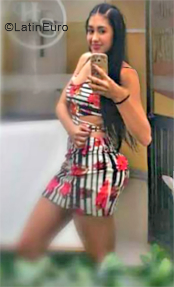 Date this sensual Colombia girl Yekia from Villavo CO24071