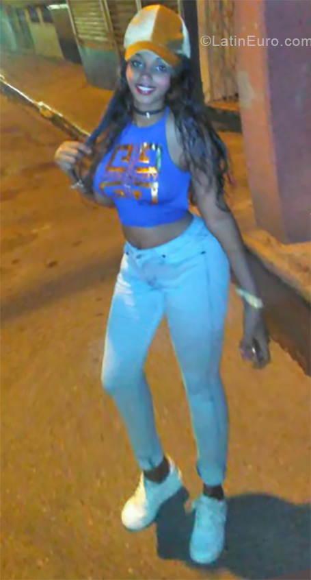 Date this sensual Dominican Republic girl Rosa from Santo Domingo DO33007