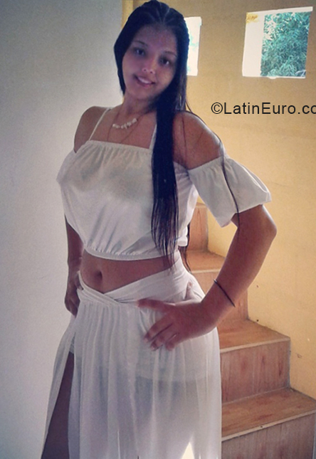 Date this attractive Colombia girl Val from Cali CO24233