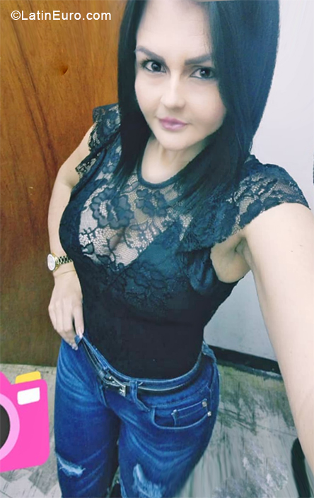 Date this good-looking Venezuela girl Nubia from Caracas VE1823