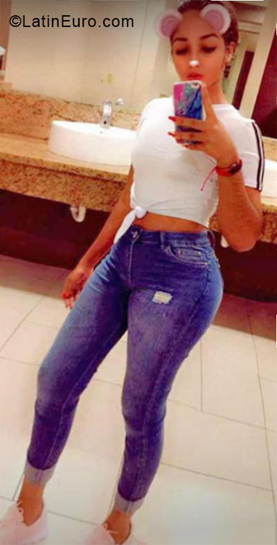 Date this nice looking Dominican Republic girl Esthefany from La romana DO33195
