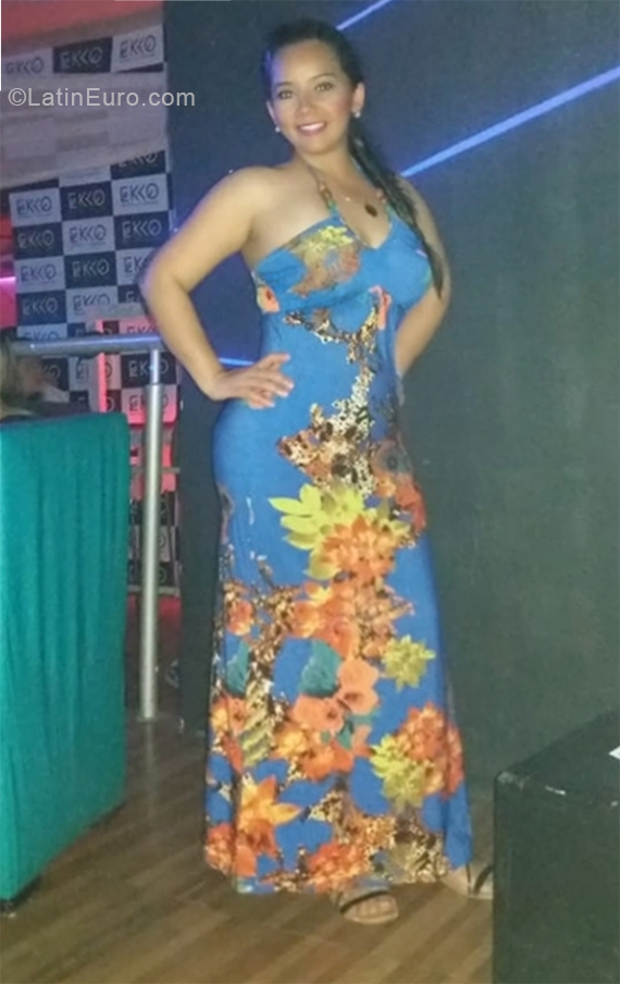 Date this happy Venezuela girl Lily from Barquisimeto VE1938