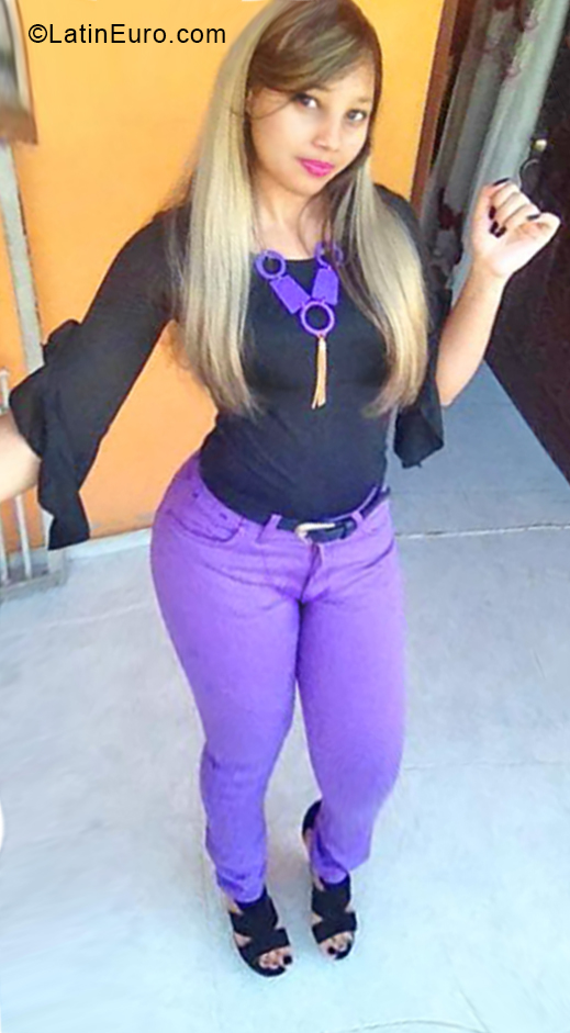 Date this nice looking Dominican Republic girl Wendolin from Santiago DO33217