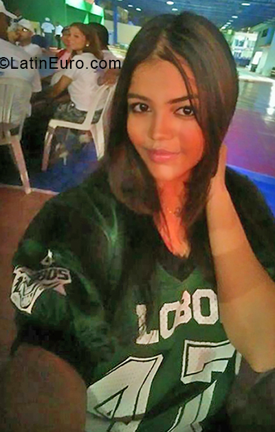 Date this nice looking Dominican Republic girl Noemi from Santo Domingo DO33243