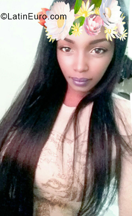 Date this lovely Dominican Republic girl Esther from Santo Domingo DO33297