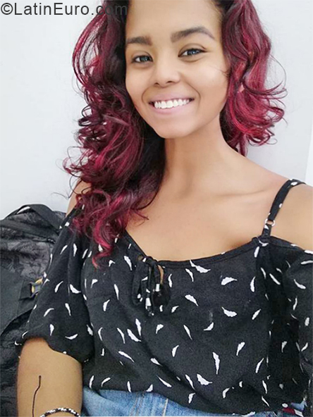 Date this tall Colombia girl Sofa from Bucaramanga CO24462