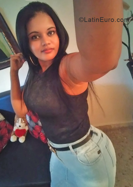 Date this attractive Dominican Republic girl Yokasta from Santo Dominho DO33304