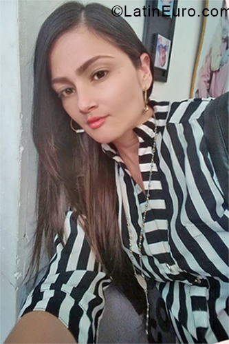 Date this nice looking Colombia girl Marcela from Bogota CO24494