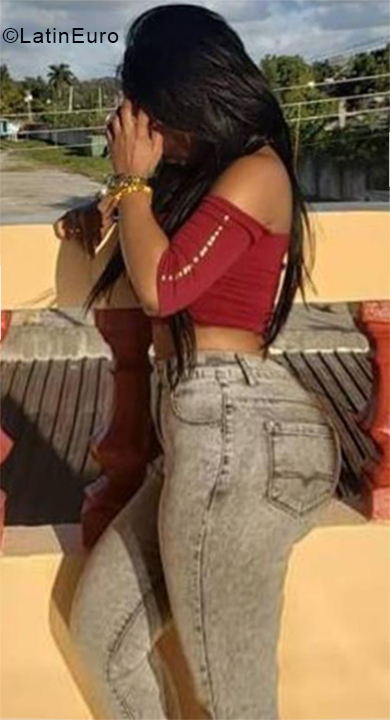 Date this sensual Cuba girl Taimara from Havana CU428