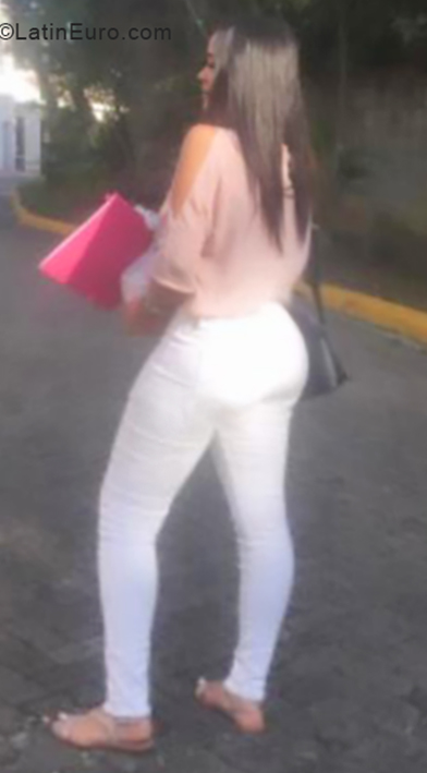 Date this attractive Dominican Republic girl Mell from Santo Domingo DO33507