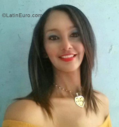 Date this gorgeous Venezuela girl Dayana from Maracaibo VE2020
