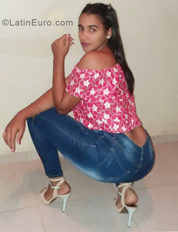 Date this young Dominican Republic girl Ricermi from Santo Domingo DO33561
