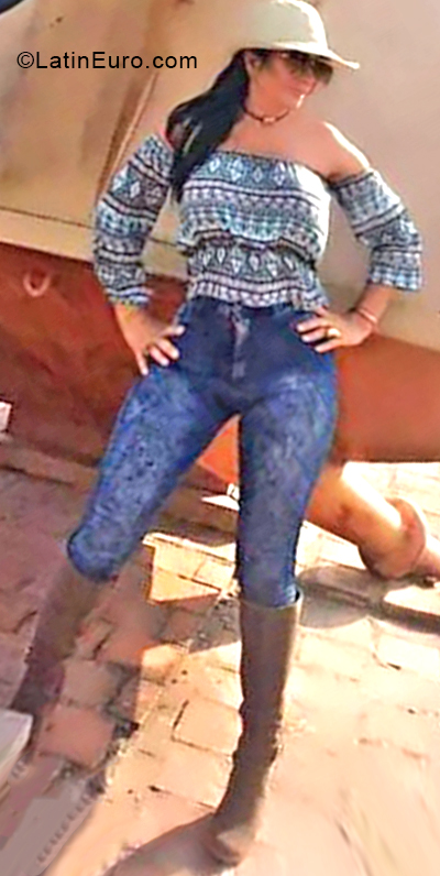 Date this voluptuous Venezuela girl ADEMELIS from Caracas VE2044