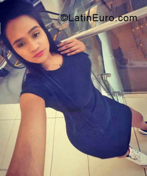 Date this nice looking Dominican Republic girl Yinniska from Santo Domingo DO33661