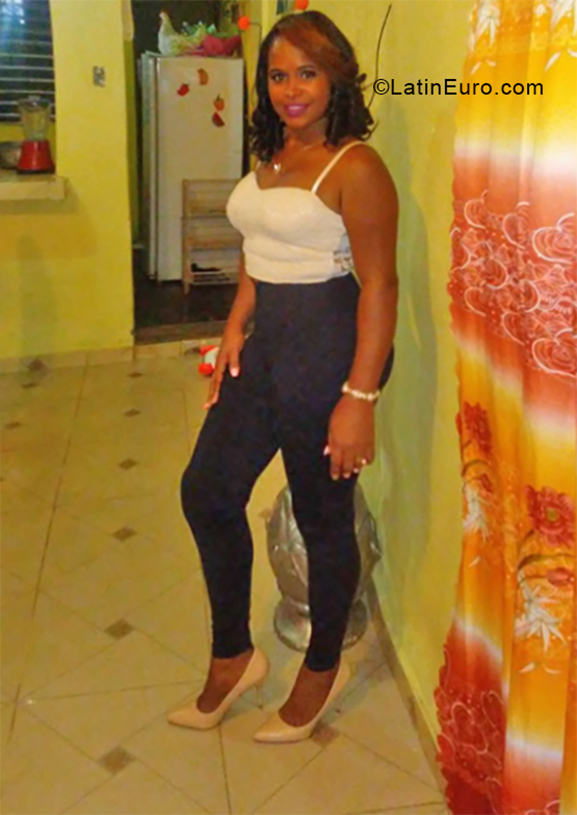 Date this beautiful Dominican Republic girl Joheli from Santo Domingo DO33675