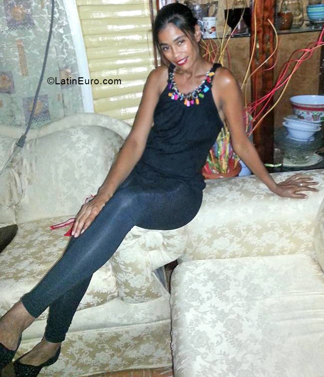Date this good-looking Dominican Republic girl Elvalnia from Santo Domingo DO33877