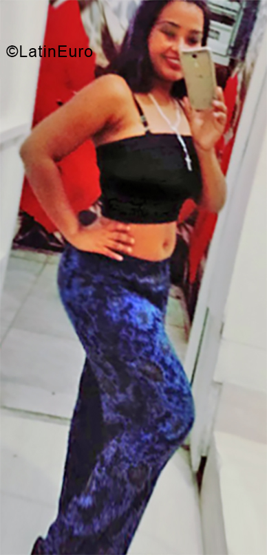 Date this stunning Dominican Republic girl Carolina from Santo Domingo DO34013