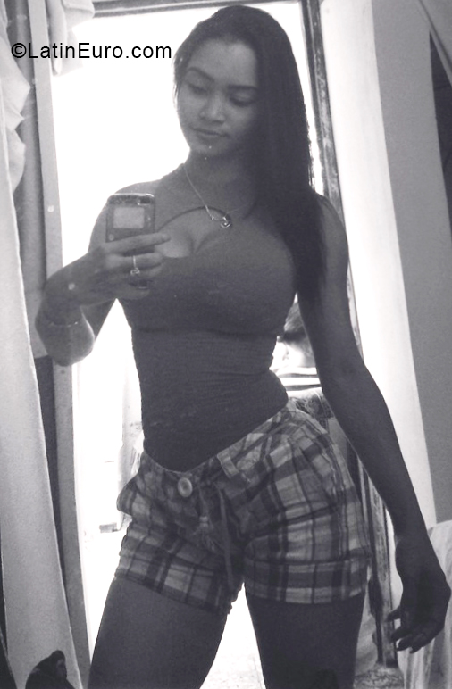 Date this nice looking Dominican Republic girl Flor from Santo Domingo DO34230