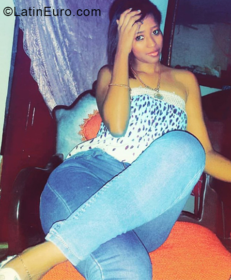 Date this gorgeous Dominican Republic girl Relyin from Santiago DO34344