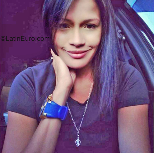 Date this attractive Venezuela girl Syneloy from Caracas VE2272