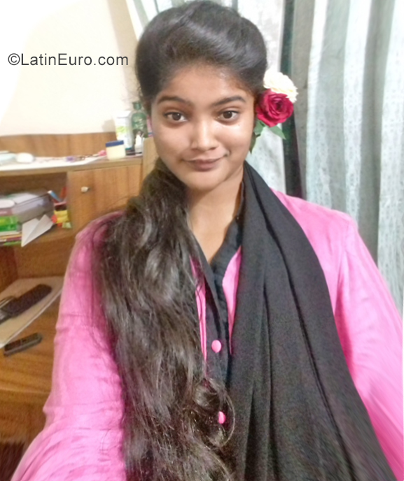 Date this good-looking Bangladesh girl Nipa from Dhaka BD131