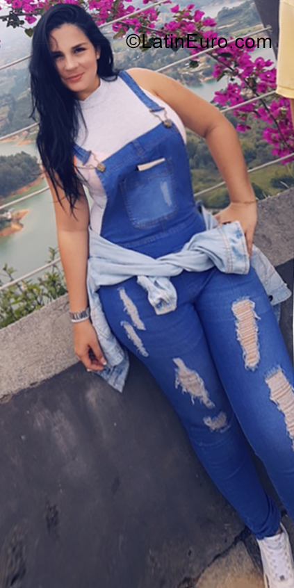 Date this attractive Colombia girl Criss from Medellin CO25392