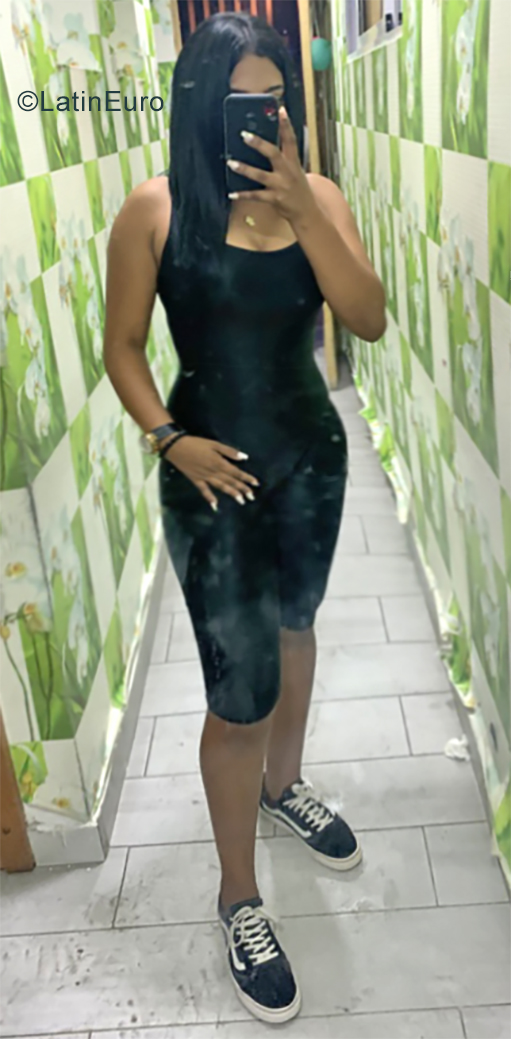 Date this foxy Dominican Republic girl Isairia from Santo Domingo DO35038