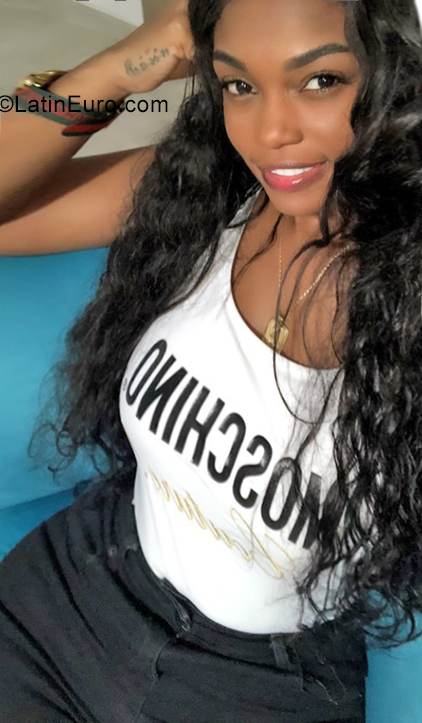 Date this nice looking Colombia girl Andrea from Cali CO25492