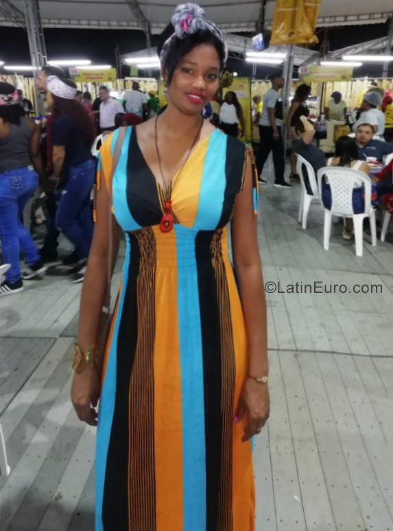 Date this happy Colombia girl Alys from Cali CO25497