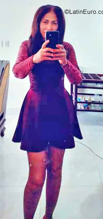 Date this stunning Dominican Republic girl Avril from Santo Domingo DO35139