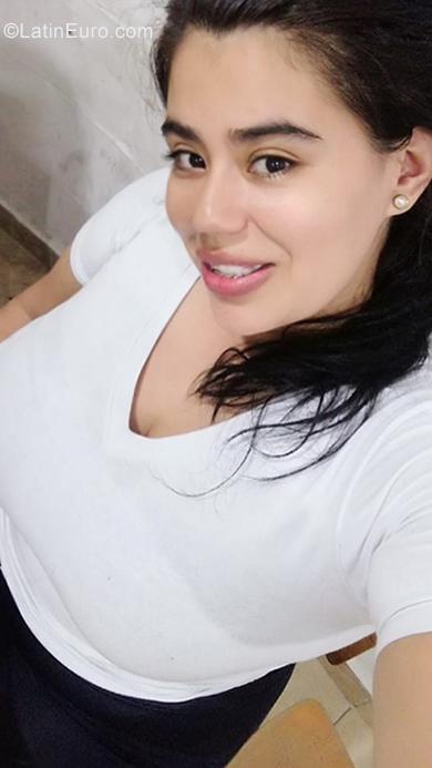 Date this gorgeous Colombia girl Deisy from Bogota CO25587