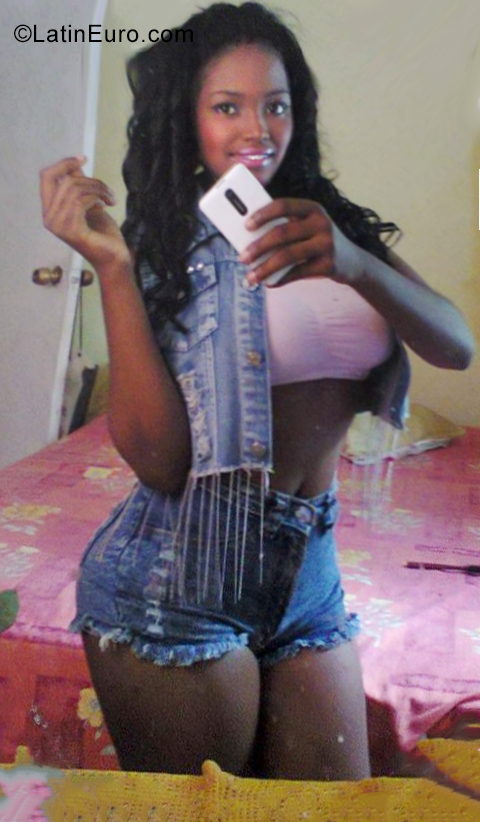 Date this exotic Dominican Republic girl Coraine from Santo Domingo DO35248