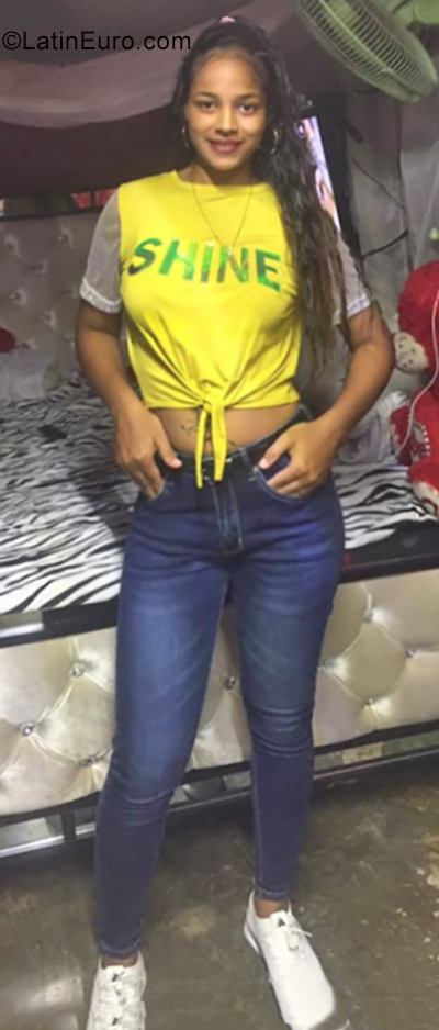 Date this voluptuous Dominican Republic girl Esmeralda from Santo Domingo DO35262