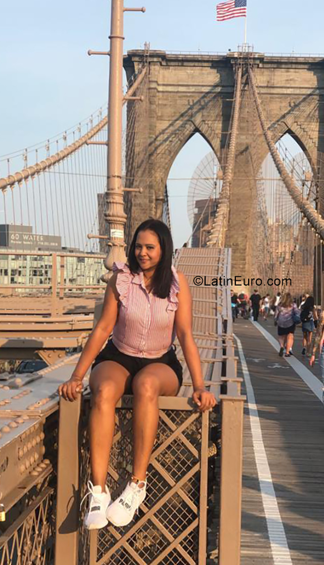 Date this voluptuous Colombia girl Dayana from Bogota CO25664