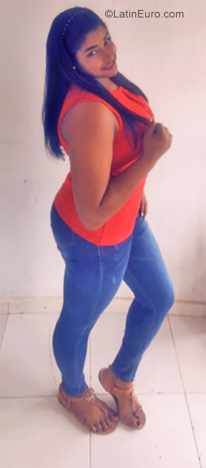 Date this athletic Dominican Republic girl Glady from Santo Domingo DO35345