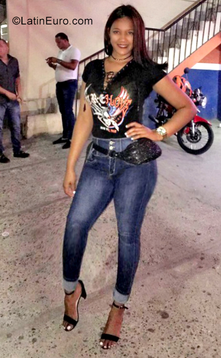 Date this tall Dominican Republic girl Pamela from Santiago DO35398