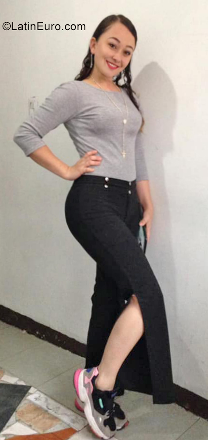 Date this sultry Colombia girl Claudia from Manizales CO25772
