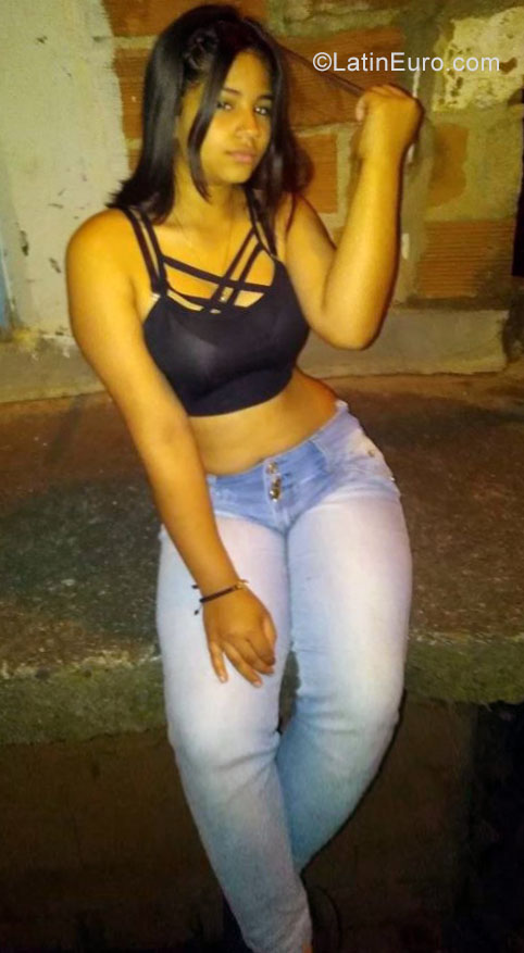 Date this stunning Colombia girl Naly from Medellin CO25819