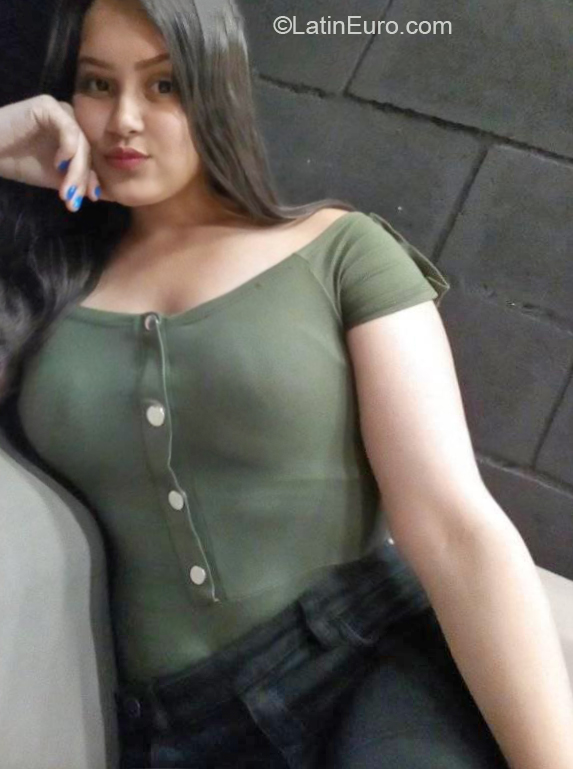 Date this good-looking Colombia girl Kathy from Bogota CO25917