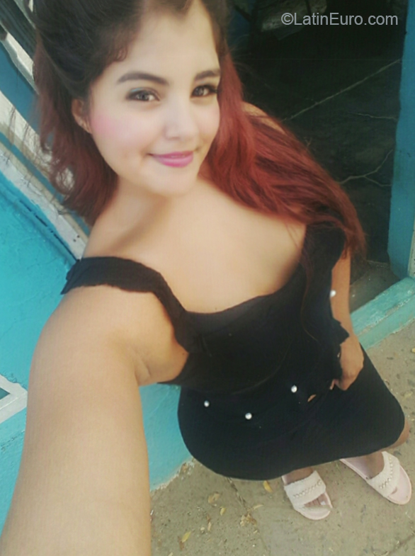 Date this attractive Venezuela girl Andrea from Falcon VE2642