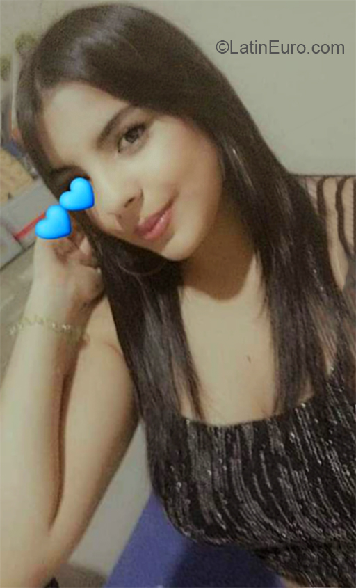 Date this attractive Colombia girl Dahiana from Medellin CO27025