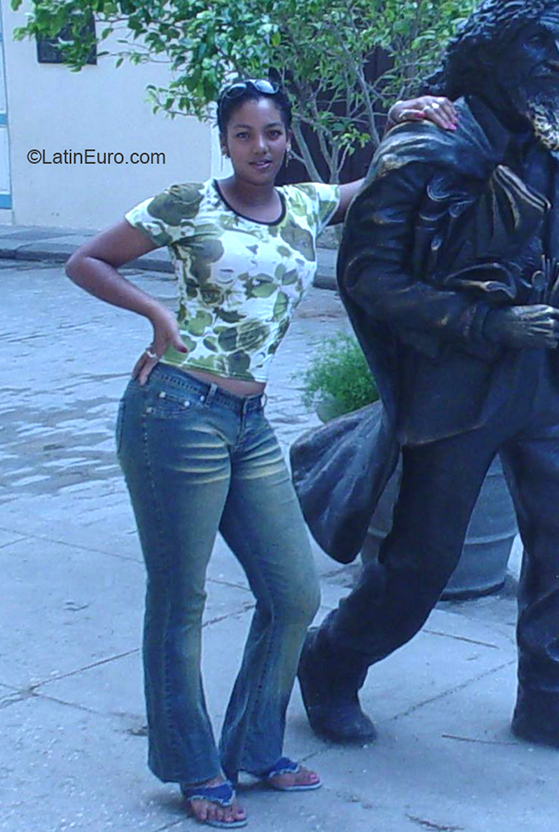 Date this tall Cuba girl Yurisia from Havana CU575