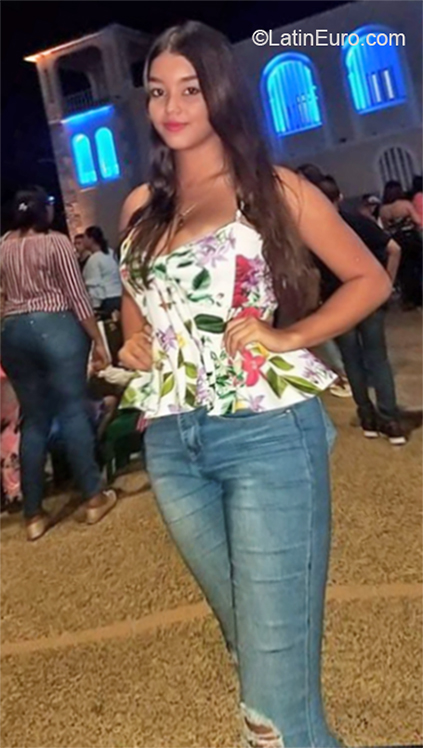 Date this nice looking Colombia girl Marcela from Barranquilla CO25985