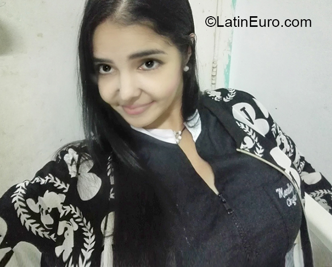 Date this sensual Venezuela girl Mare from Caracas VE2718