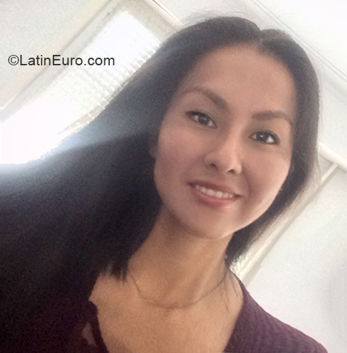 Date this attractive Argentina girl Karin from Buenos Aires AR242