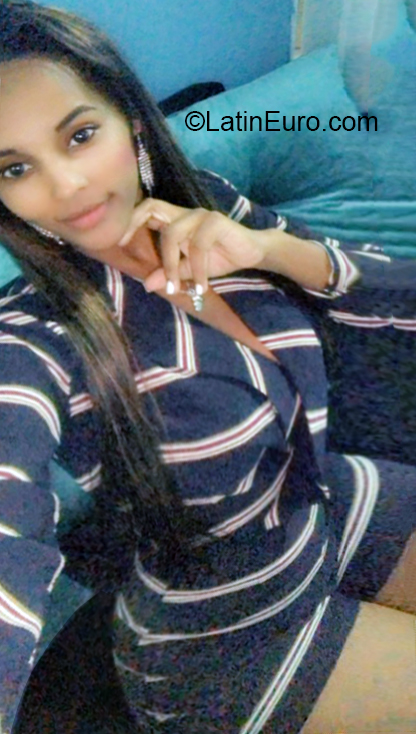 Date this charming Dominican Republic girl Dahianna from Santo Domingo DO36246