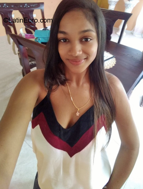 Date this happy Dominican Republic girl Esmeraly from Santo Domingo DO36446